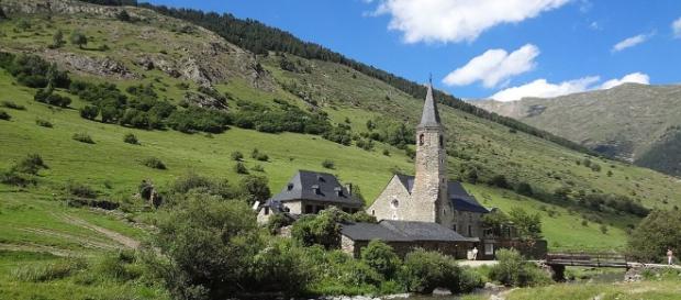 El pueblo pirenaico catalán de Montgarri, cerca de la Val d'Aran, antiguo Municipio deshabitado desde 1955 por que se quedaba aislado en invierno. El pueblo pirenaico catalán de Montgarri, cerca de la Val d'Aran, antiguo Municipio deshabitado desde 1955 por que se quedaba aislado en invierno.