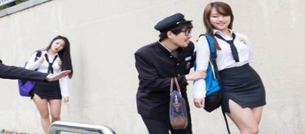 Estudantes da Coréia do Sul usam uniforme sensual para ir a escola. Estudantes da Coréia do Sul usam uniforme sensual para ir a escola.