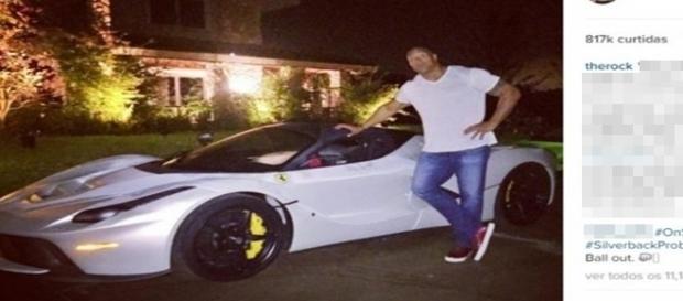 ‘The Rock’ não cabe dentro de Ferrari utilizada na série ‘Ballers’. ‘The Rock’ não cabe dentro de Ferrari utilizada na série ‘Ballers’.