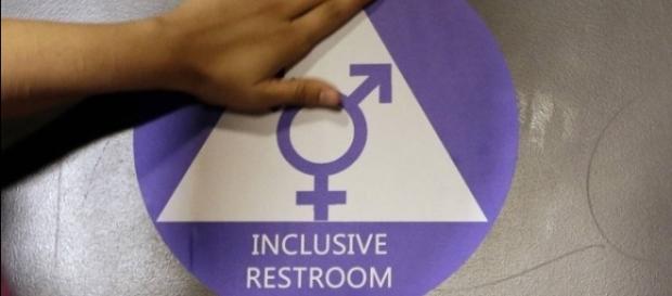 Trump proíbe alunos transexuais de escolherem o banheiro que usam de acordo com o gênero que se identificam (Via:Globo) Trump proíbe alunos transexuais de escolherem o banheiro que usam de acordo com o gênero que se identificam (Via:Globo)