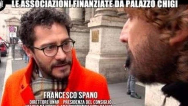 La iena Filippo Roma intervista il presidente Unar Francesco Spano, dimessosi poche ore dopo