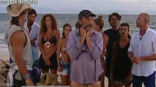 Lo sguardo fulminante di Raz Degan a Simone Susinna