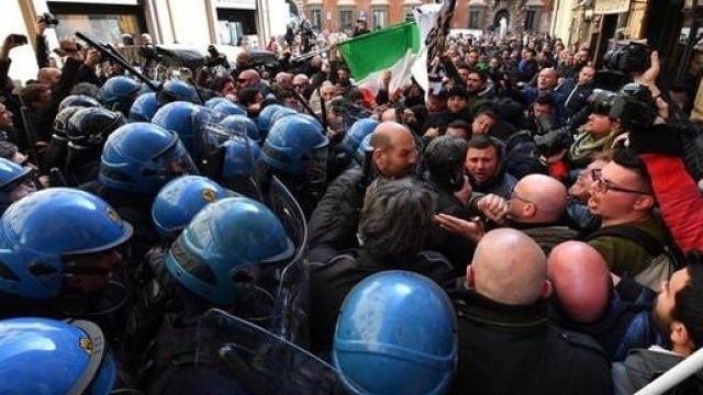 Un'immagine dei tafferugli scoppiati oggi tra tassisti e forze dell'ordine davanti alla sede del Pd