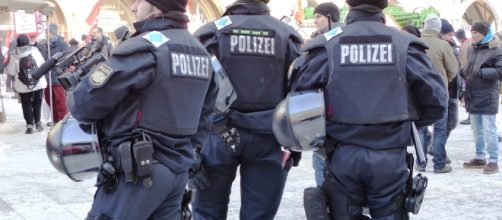 La polizia tedesca in tenuta di sicurezza