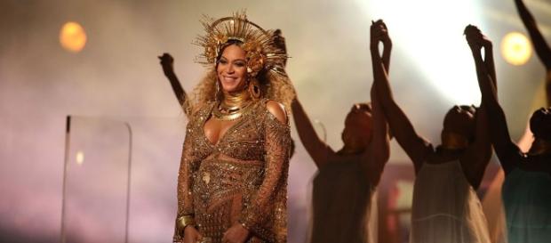 Beyoncé desistiu de se apresentação no festival devido sua gravidez de gêmeos Beyoncé desistiu de se apresentação no festival devido sua gravidez de gêmeos