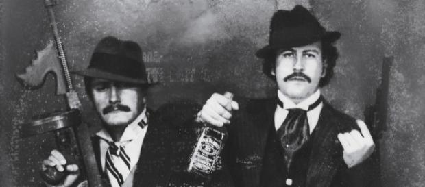 Gustavo (esq) e Pablo Escobar (dir) Gustavo (esq) e Pablo Escobar (dir)