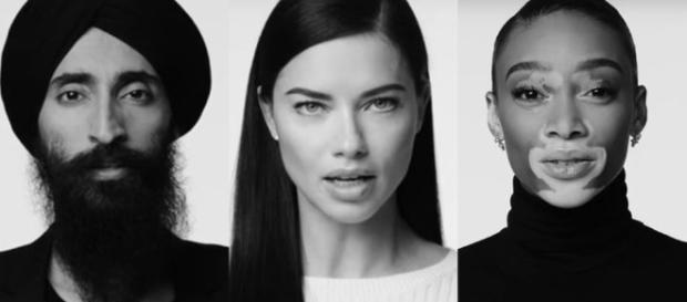 Uno scatto, tratto dal video protesta di W: «I am an immigrant» Uno scatto, tratto dal video protesta di W: «I am an immigrant»
