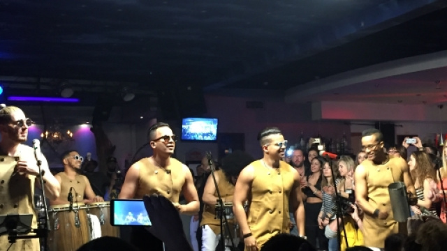 Grupo Extra in concerto sul palco del Le le Bahia (Lissone - MI)