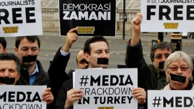 Una manifestazione di protesta in favore della libert&agrave; di stampa