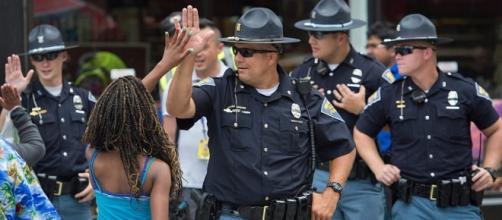 Police Stop their "High-5 Fridays" because it was scaring some kids? Photo: Blasting News Library - dailycaller.com