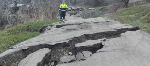 Abruzzo, enorme frana a Ponzano: evacuati 74 civili, crolla un ... - inmeteo.net