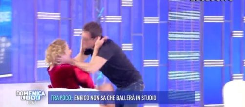 Domenica Live la D'Urso tra Sanremo e il bacio di Enrico Papi - maridacaterini.it