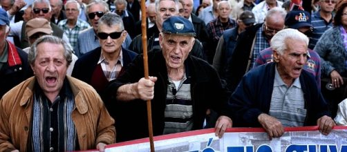 Grecia: bloccate le pensioni e l'assistenza sanitaria a chi ha debiti con il fisco