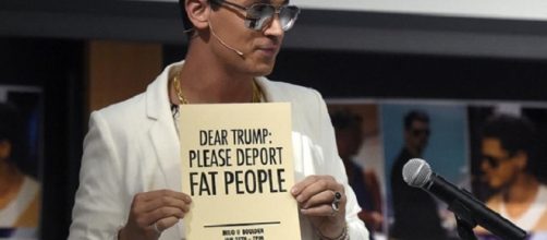 Una de las extravagancias de Milo Yiannopoulos: un cartel en el que pide "Querido Trump: por favor, deporta a la gente obesa".