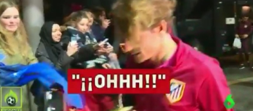 Antoine Griezmann recale une fan à Leverkusen