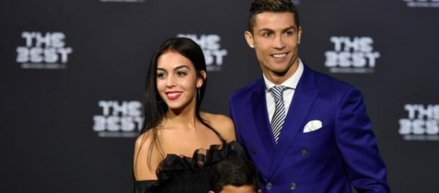 Cristiano Ronaldo surveille sa compagne ! Cristiano Ronaldo surveille sa compagne !