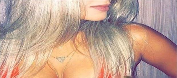 Homem desesperado tenta voltar com sua namorada, mas é ignorado. Homem desesperado tenta voltar com sua namorada, mas é ignorado.