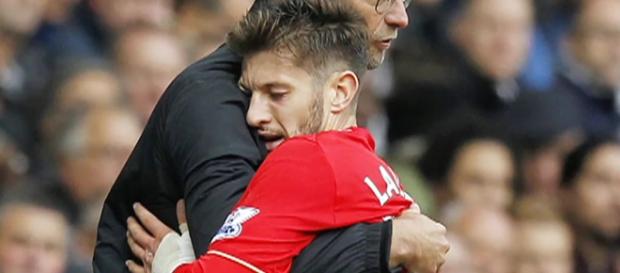 Lallana abraça técnico Jurgen Klopp em partida do Liverpool pelo Campeonato Inglês (via Reuters) Lallana abraça técnico Jurgen Klopp em partida do Liverpool pelo Campeonato Inglês (via Reuters)