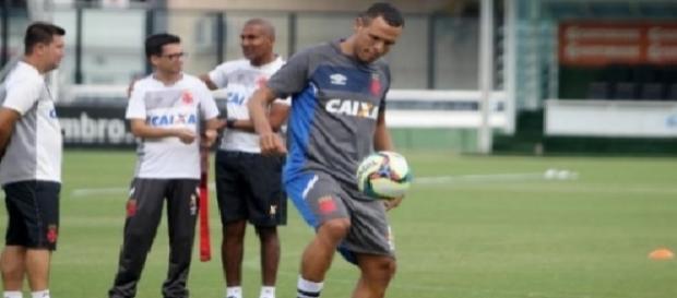 Luis Fabiano tem chance de estrear contra o Flamengo (Foto: Paulo Fernandes) Luis Fabiano tem chance de estrear contra o Flamengo (Foto: Paulo Fernandes)