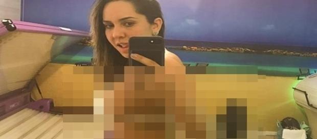 Mulher melão posta foto sensual após sessão de bronzeamento artificial. Mulher melão posta foto sensual após sessão de bronzeamento artificial.
