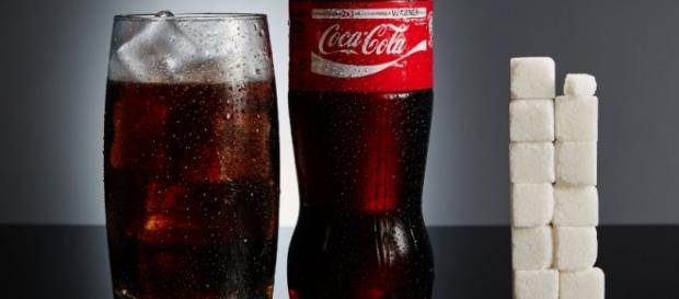 Refrigerantes como a Coca-Cola são grandes fontes de açúcar Refrigerantes como a Coca-Cola são grandes fontes de açúcar