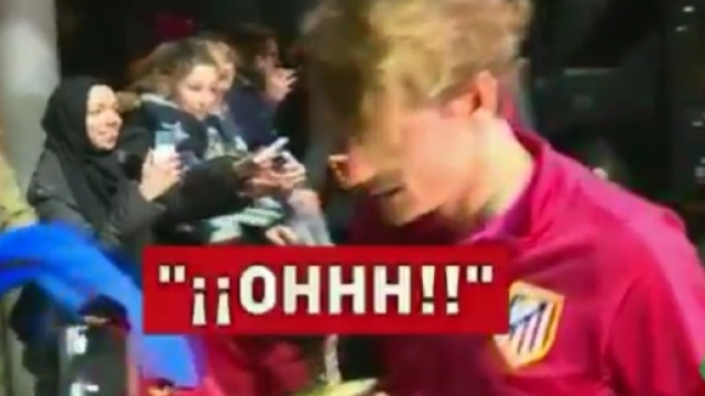 Antoine Griezmann recale une fan à Leverkusen