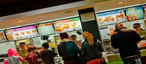 Consumidores esperando a ser atendidos en un restaurante de comida rápida | JON BUNTING (Flickr)