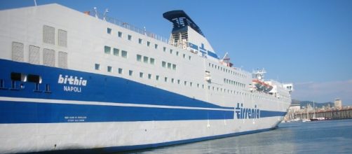Caos nella notte su un traghetto. Presenti migranti accompagnati da decreto di espulsione.