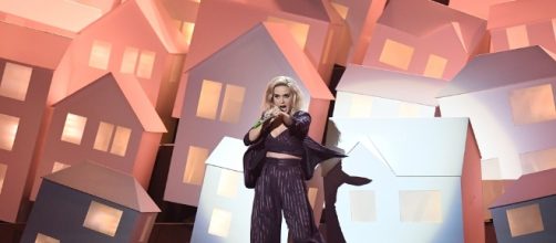 Katy Perry singing 'Chained to the Rhythm' at the 2017 Brit Awards. One of those houses fell off the stage. / Photo from 'NME' - nme.com