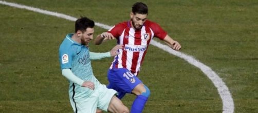 Messi y Carrasco peleando por un balón