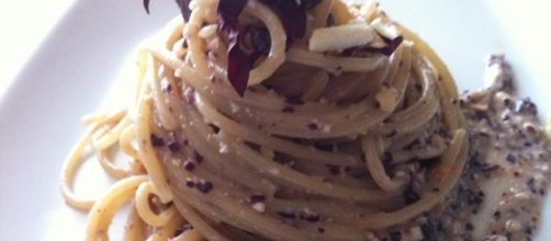 Spaghetti al Pesto di Radicchio, Noci e Ricotta Affumicata ... - virginie.it