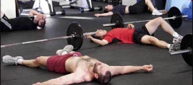 Além de exercícios, há outras coisas que as pessoas fazem na academia Além de exercícios, há outras coisas que as pessoas fazem na academia