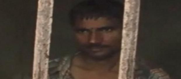 Homem canibal é encontrado comendo criança de apenas sete anos na Índia. Homem canibal é encontrado comendo criança de apenas sete anos na Índia.