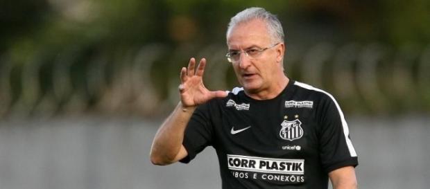 Jogador não está sendo utilizado pelo treinador santista Jogador não está sendo utilizado pelo treinador santista