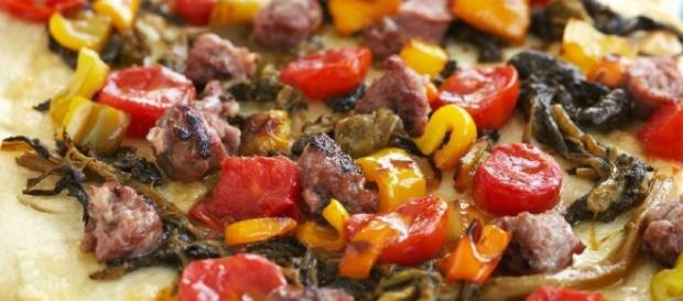 Pizza con salsiccia, friarielli e peperoni | Sale&Pepe - salepepe.it Pizza con salsiccia, friarielli e peperoni | Sale&Pepe - salepepe.it