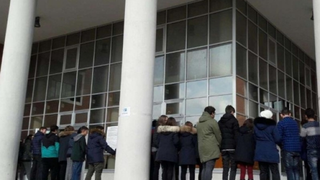 Disabile vittima di bullismo, a scuola catena umana dei compagni - avvenire.it