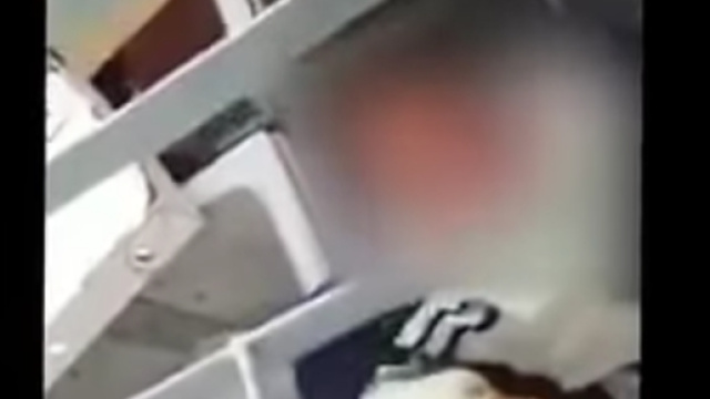 Il volto oscurato della rom rinchiusa nel gabbiotto dei rifiuti dai due dipendenti Lidl di Follonica