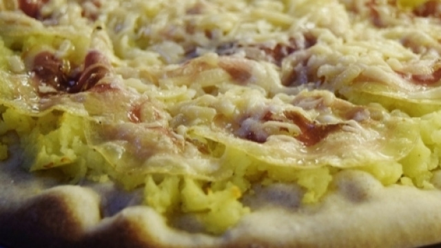 Pizza fiocco imbottita di patate e pancetta croccante di Gino Sorbillo