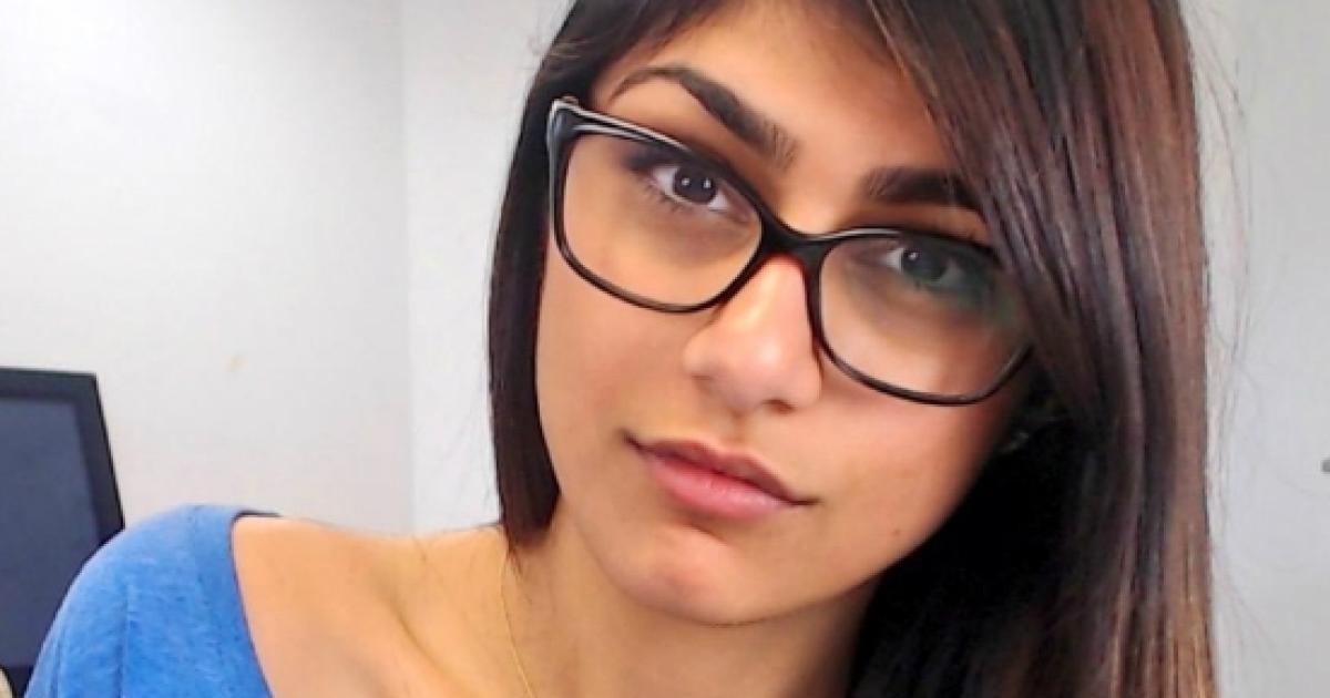 Mia Khalifa Reveals Her Texting And Twitter Dos And Donts 