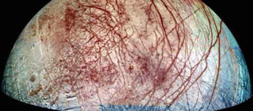 Space in Images - 2015 - 07 - Blood-red scars and veins on Europa - esa.int