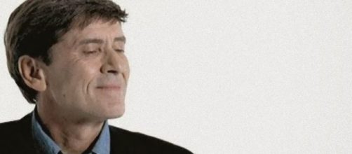 Gianni Morandi riceve un regalo.