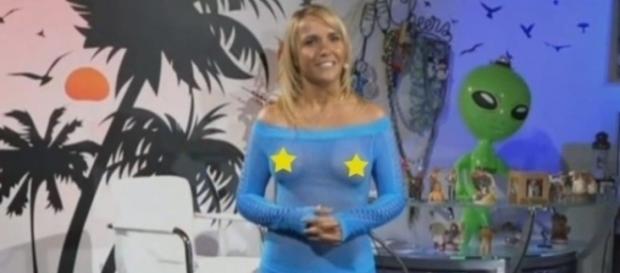 Jenny apresenta Miami Tv com vestido transparente e deixa seio à mostra. Jenny apresenta Miami Tv com vestido transparente e deixa seio à mostra.