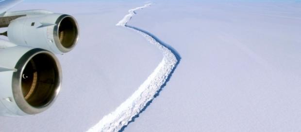La lunga frattura nei ghiacci dell'Antartide da cui sta per staccarsi un enorme iceberg. La lunga frattura nei ghiacci dell'Antartide da cui sta per staccarsi un enorme iceberg.