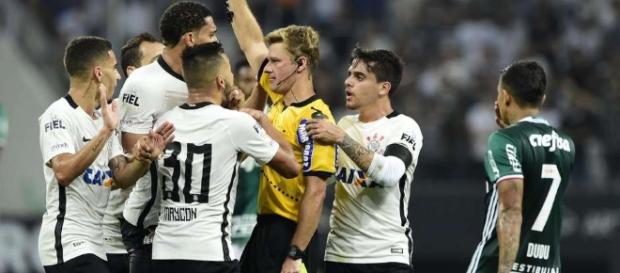 O árbitro que apitou o jogo no Itaqueirão pede desculpas por erros. O árbitro que apitou o jogo no Itaqueirão pede desculpas por erros.