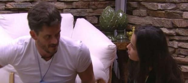 O casal trocou farpas no BBB17 neste início de domingo (26) O casal trocou farpas no BBB17 neste início de domingo (26)