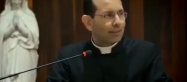 O padre fez duras críticas ao atual sistema de ensino e à suposta doutrinação marxista nas escolas. O padre fez duras críticas ao atual sistema de ensino e à suposta doutrinação marxista nas escolas.
