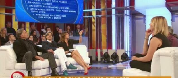 Dopo la polemica sul sessismo, Paola Perego dice a Le Iene: 'Trattata come un mostro' Dopo la polemica sul sessismo, Paola Perego dice a Le Iene: 'Trattata come un mostro'