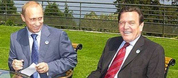 Präsident Putin und Bundeskanzler Schröder in den frühen 2000ern. (Source: kremlin.ru) Präsident Putin und Bundeskanzler Schröder in den frühen 2000ern. (Source: kremlin.ru)