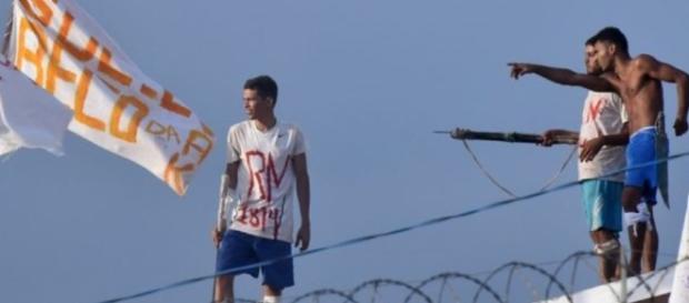 Reeducandos portando arma branca e bandeiras com palavras de ordem Reeducandos portando arma branca e bandeiras com palavras de ordem