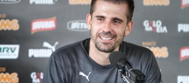 Victor é o pivô da discussão entre os dois clubes Victor é o pivô da discussão entre os dois clubes
